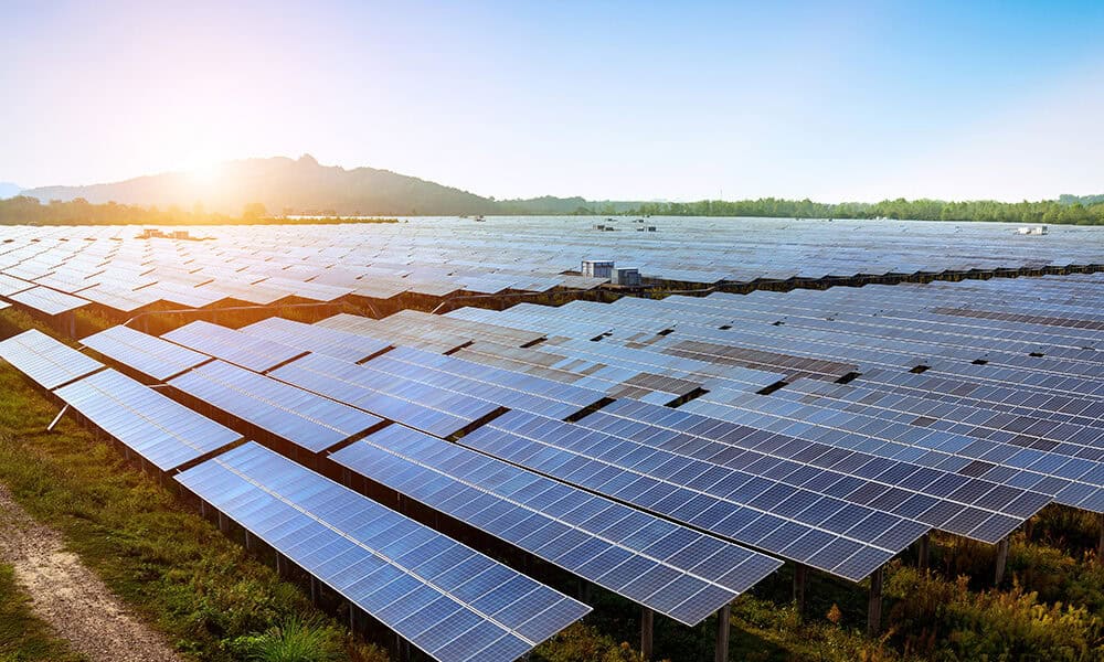 Tecnología en Electricidad con PLC y Energía Renovable